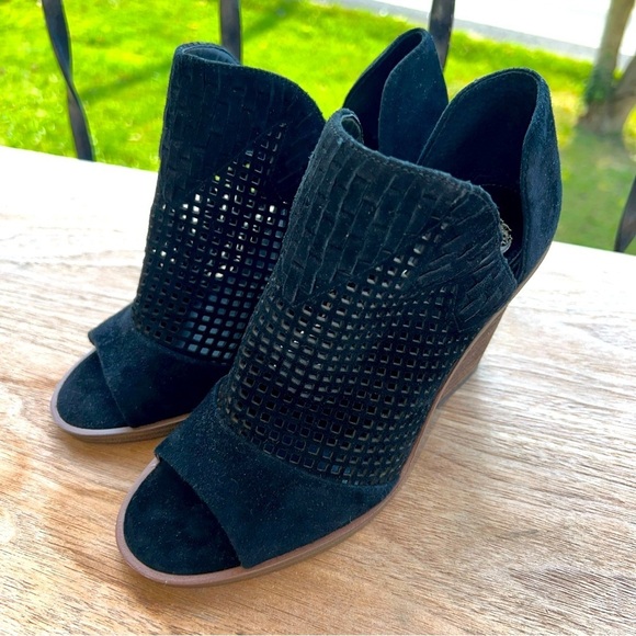 Vince Camuto Booties VC-Fritzey Black Brown Cut Out Chunky Heels Bootie Size 7 - Picture 1 of 11